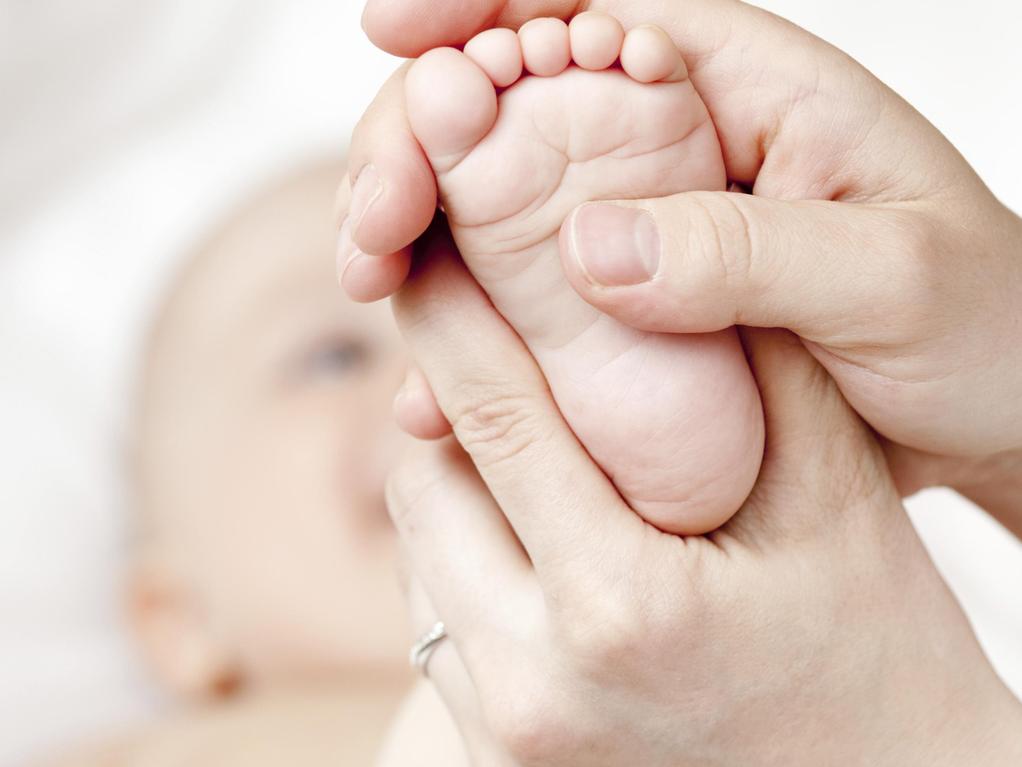 osteopathe manipulant un pied de bebe