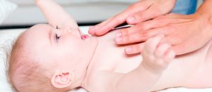 ostéopathe manipulant un bébé