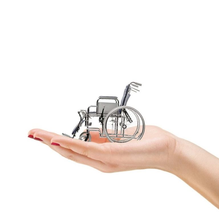 Ostéopathe portant une chaise roulante dans la main
